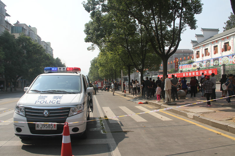 石门县公安交通警察大队全力配合开展消防应急疏散演练